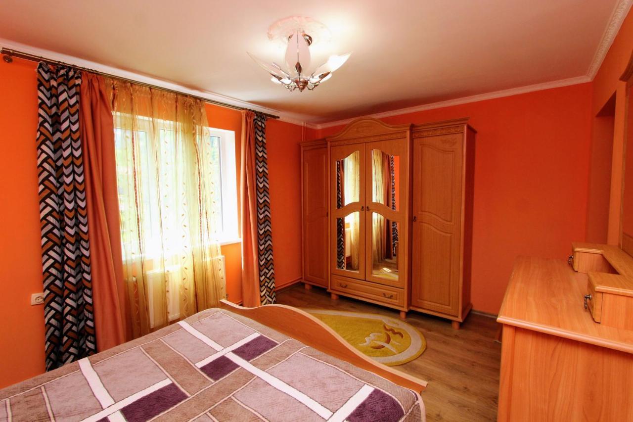 Cottage "Kliverent" Yaremche Bagian luar foto